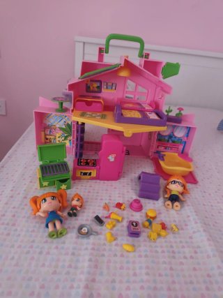 Casita pinipon con 3 muñecos y accesorios