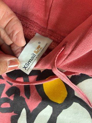Sudadera rosa con estampado de flor