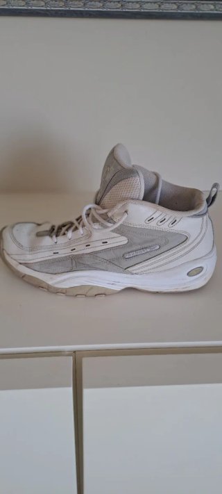 Zapatillas deportivas grises y blancas