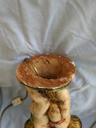 Lámpara de mesa de barro con querubines