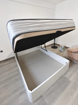 Nuovo letto con materasso e contenitore