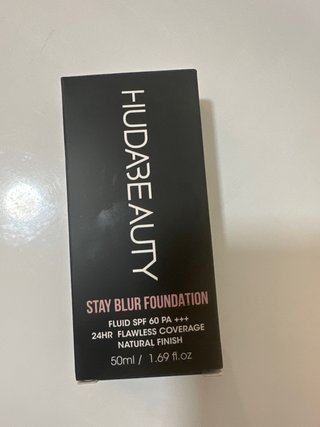 Base Huda Beauty Stay Blur Foundation SPF 60