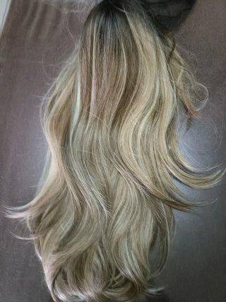 Peluca rubia con mechas castañas