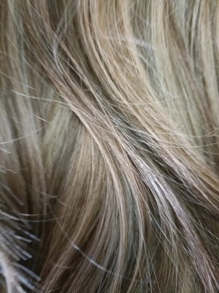 Peluca rubia con mechas castañas