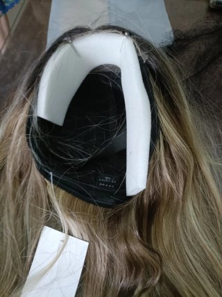 Peluca rubia con mechas castañas