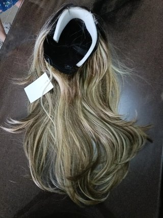 Peluca rubia con mechas castañas