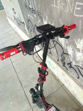 Patinete Eléctrico Negro y Rojo