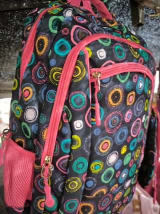 Mochila escolar con estampado multicolor