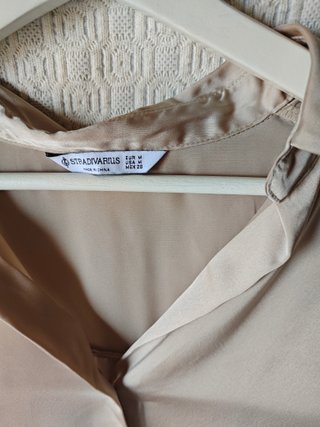 Camisa blusa satinada Stradivarius talla M beige