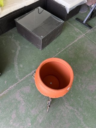 Macetero de terracota con soporte de metal
