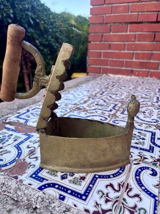 Plancha antigua de carbón con gallo