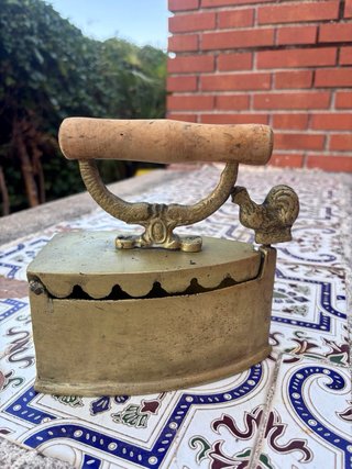 Plancha antigua de carbón con gallo