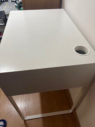 Mesa IKEA MICKE blanca – 73 × 50 cm