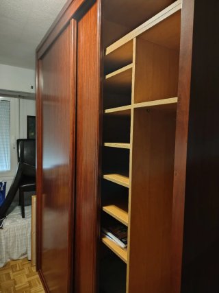 Ropero de madera marrón