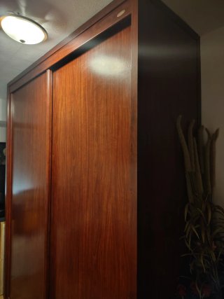 Ropero de madera marrón