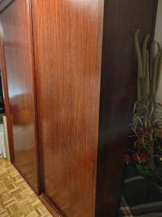 Ropero de madera marrón