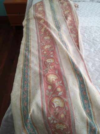 Cortina de tela beige y rosa con diseño floral
