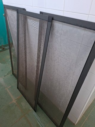 Mosquiteras de aluminio oscuro