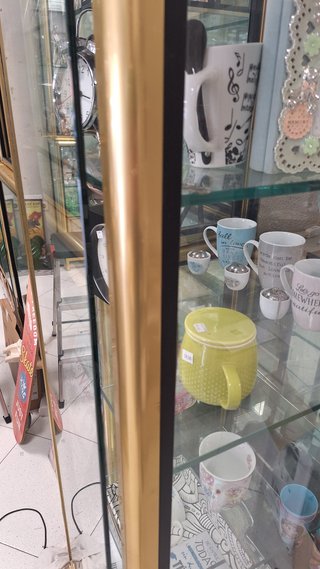 Vitrina de cristal y metal dorada