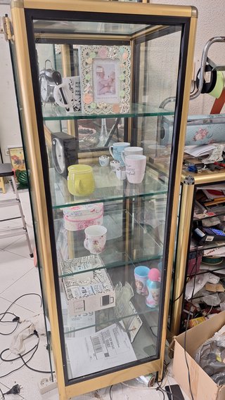 Vitrina de cristal y metal dorada