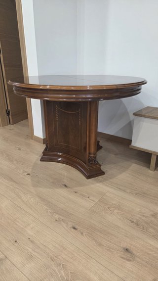 Mesa redonda de comedor de madera extensible