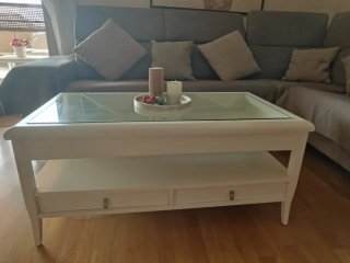 Mesa de centro elevable de madera y cristal.