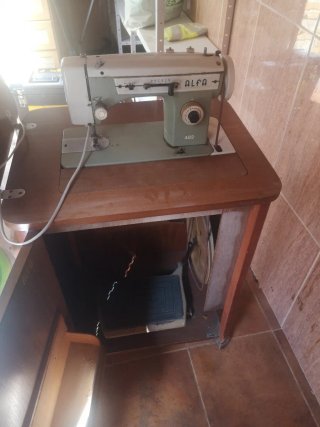 Máquina de coser Alfa con mueble