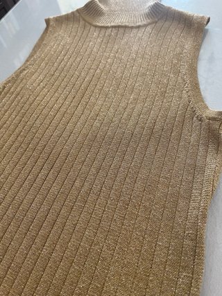 Top cuello alto sin mangas dorado lúrex M