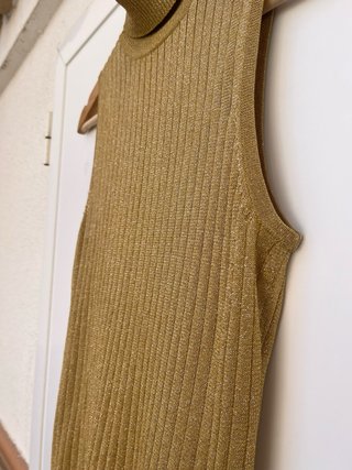Top cuello alto sin mangas dorado lúrex M
