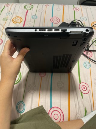 Ordenador HP con cargador