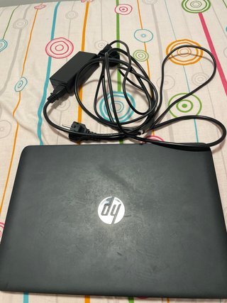 Ordenador HP con cargador