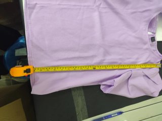 Maglietta viola con maniche a sbuffo