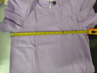 Maglietta viola con maniche a sbuffo