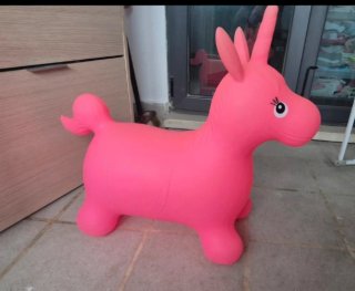 Unicornio saltarin rosa
