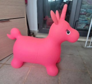 Unicornio saltarin rosa