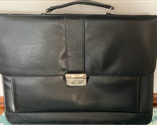 Maletín de cuero negro