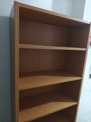 Estantería alta de madera