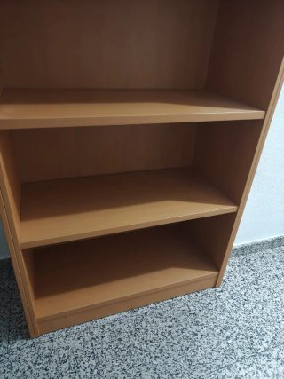 Estantería alta de madera