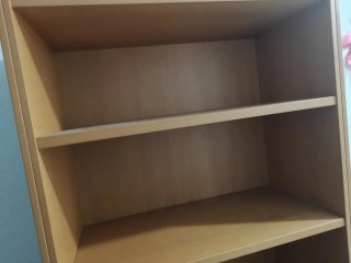 Estantería alta de madera