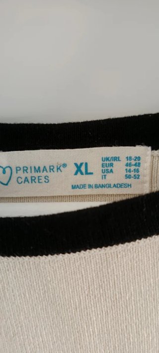 Camiseta sin mangas beige con ribete negro
