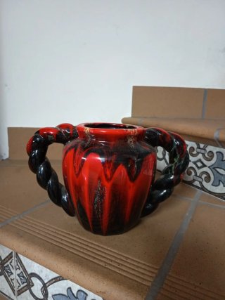 Jarrón de porcelana rojo y negro