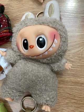 Muñecos Labubu.