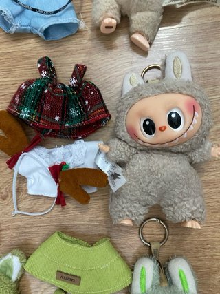 Muñecos Labubu.