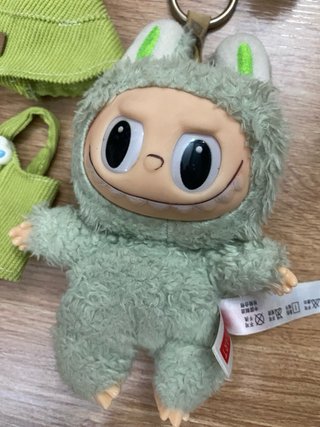 Muñecos Labubu.