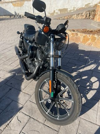 Harley-Davidson 883 Negra