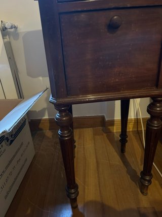 Mesa antigua de alas de madera