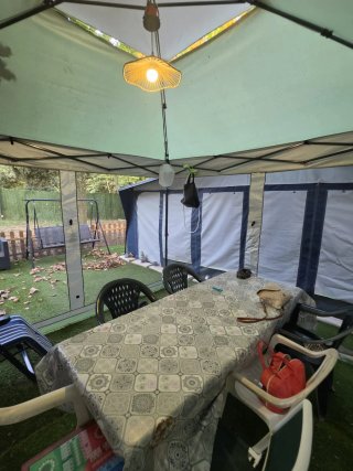 Parcela completa con caravana en camping