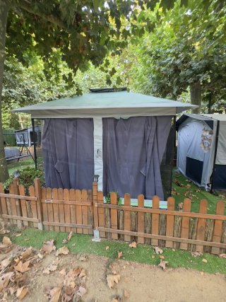 Parcela completa con caravana en camping