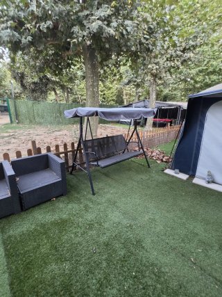 Parcela completa con caravana en camping