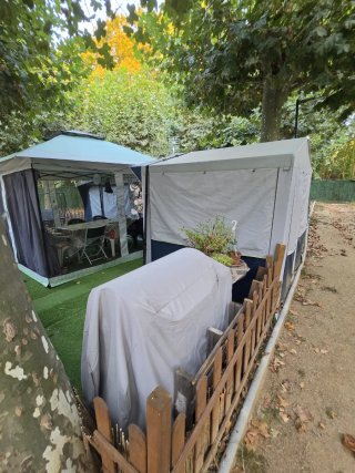 Parcela completa con caravana en camping